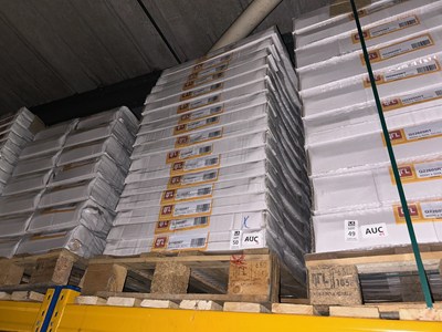 Lot 50 - PALLET OF 32 QUINN STANDARD PANEL RADIATORS...